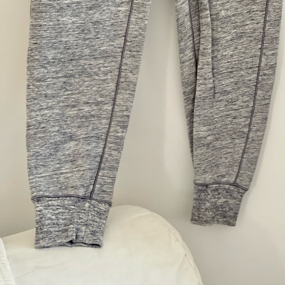 LULULEMON grey sweatpants - size 2/4 - Picture 2 of 6